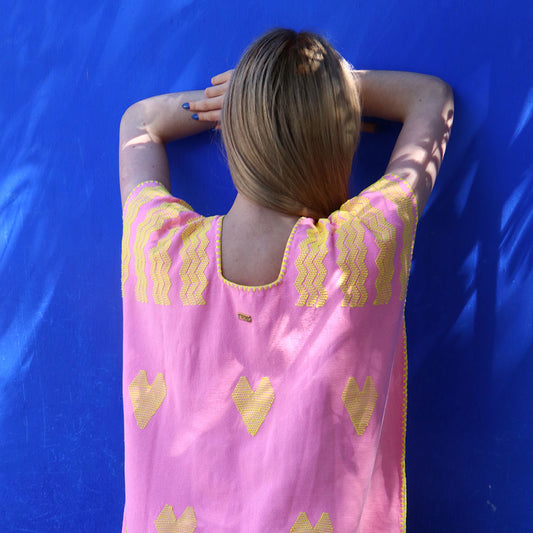 Kaftan Soria - Rosa con corazones y zig zag en hombros