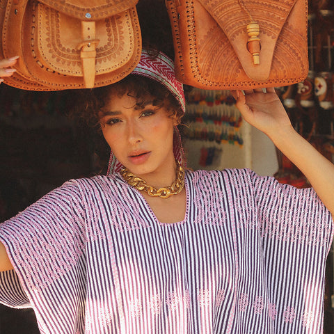 Kaftan Índigo - Lineas Azul Y Blanco Toques De Bordado Rosa
