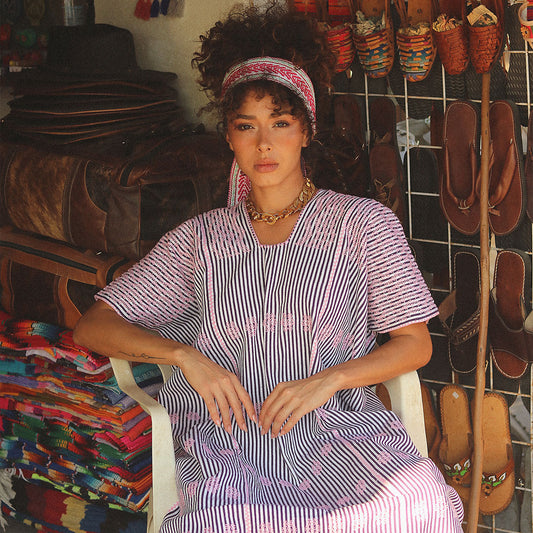 Kaftan Índigo - Lineas Azul Y Blanco Toques De Bordado Rosa